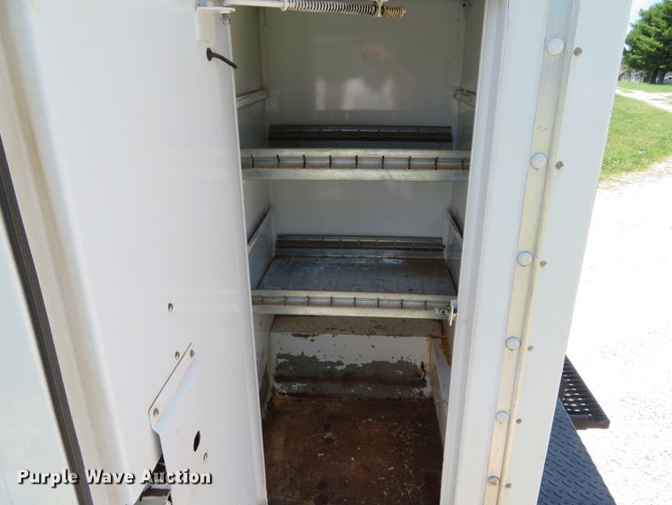 image for item DE8185 2003 Chevrolet Express 3500 box truck