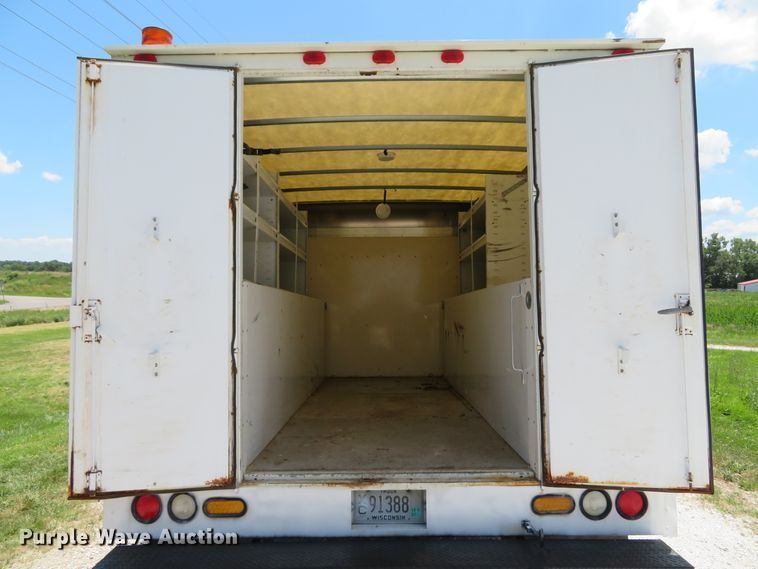 image for item DE8185 2003 Chevrolet Express 3500 box truck