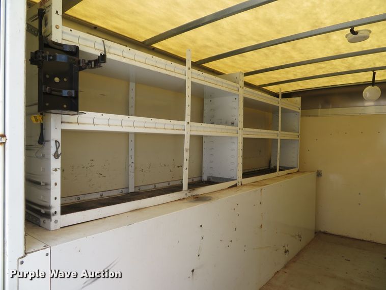 image for item DE8185 2003 Chevrolet Express 3500 box truck