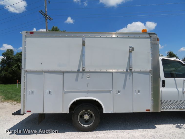 image for item DE8185 2003 Chevrolet Express 3500 box truck