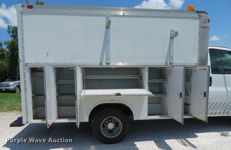 image for item DE8185 2003 Chevrolet Express 3500 box truck