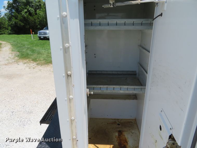 image for item DE8185 2003 Chevrolet Express 3500 box truck