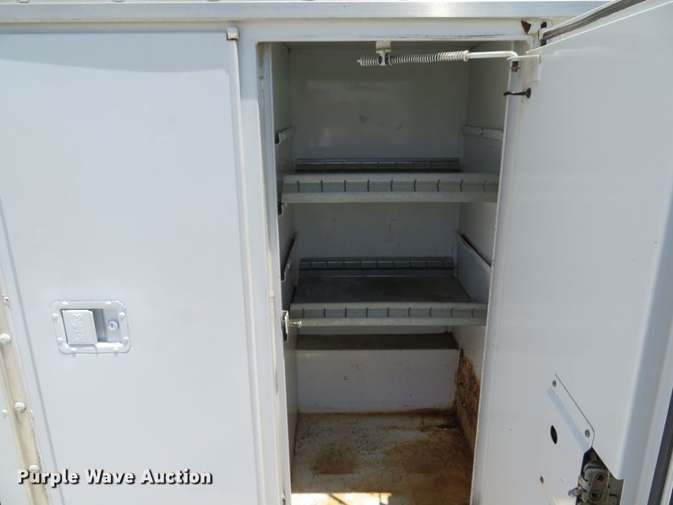 image for item DE8185 2003 Chevrolet Express 3500 box truck