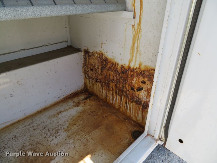 image for item DE8185 2003 Chevrolet Express 3500 box truck