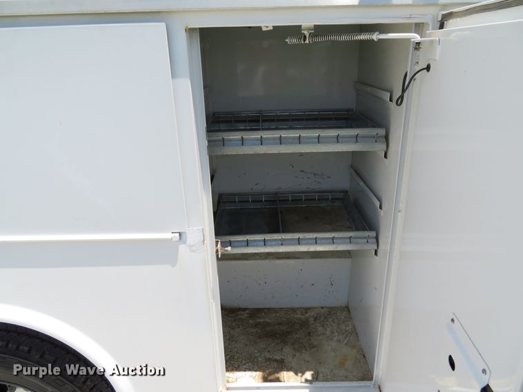 image for item DE8185 2003 Chevrolet Express 3500 box truck