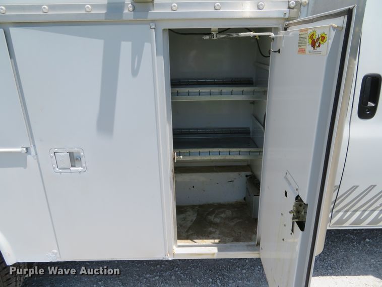 image for item DE8185 2003 Chevrolet Express 3500 box truck