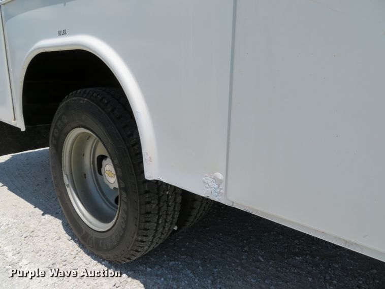 image for item DE8185 2003 Chevrolet Express 3500 box truck