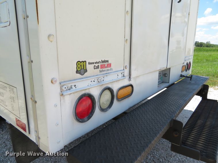 image for item DE8185 2003 Chevrolet Express 3500 box truck