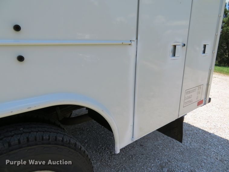 image for item DE8185 2003 Chevrolet Express 3500 box truck