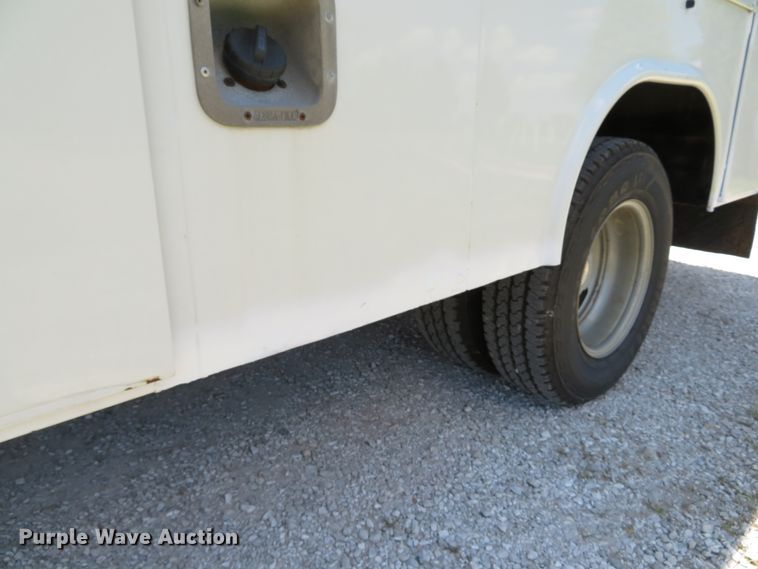 image for item DE8185 2003 Chevrolet Express 3500 box truck