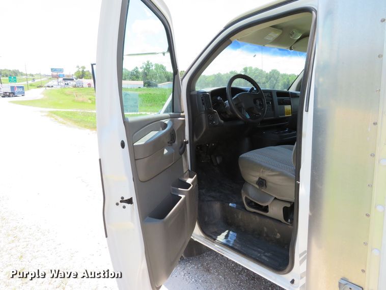 image for item DE8185 2003 Chevrolet Express 3500 box truck