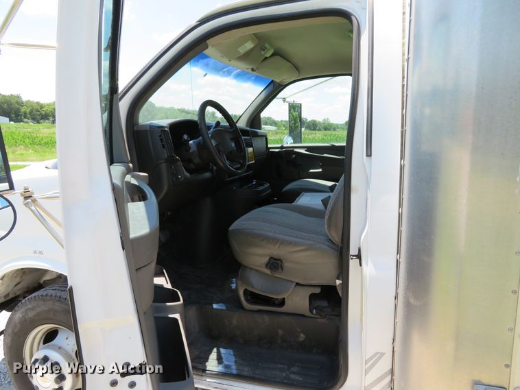 image for item DE8185 2003 Chevrolet Express 3500 box truck