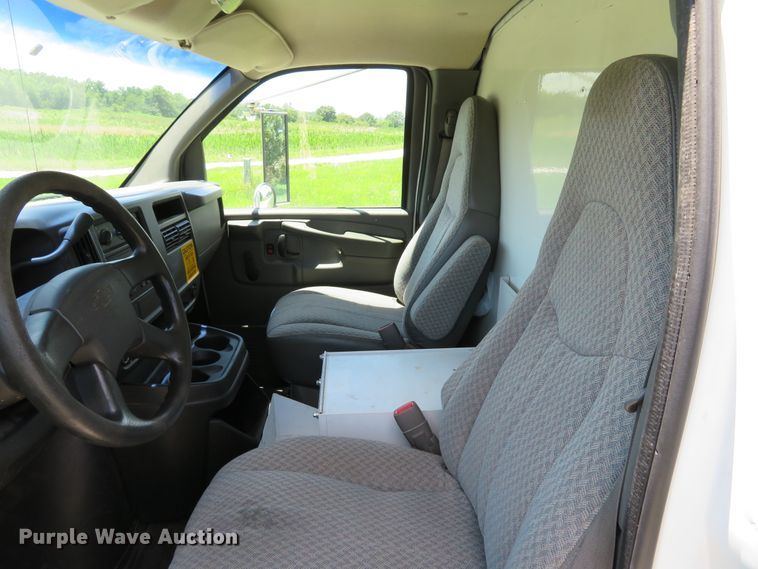 image for item DE8185 2003 Chevrolet Express 3500 box truck