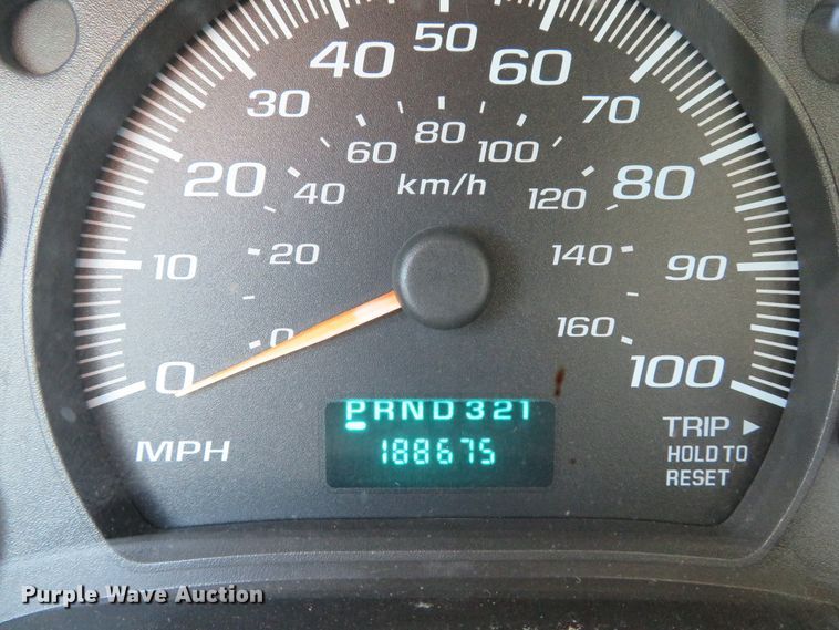 image for item DE8185 2003 Chevrolet Express 3500 box truck