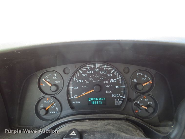 image for item DE8185 2003 Chevrolet Express 3500 box truck