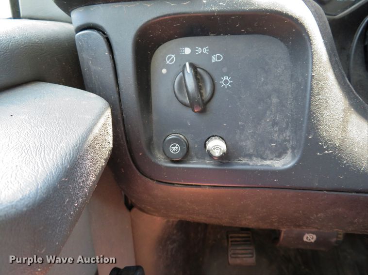 image for item DE8185 2003 Chevrolet Express 3500 box truck