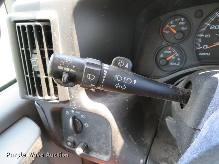 image for item DE8185 2003 Chevrolet Express 3500 box truck