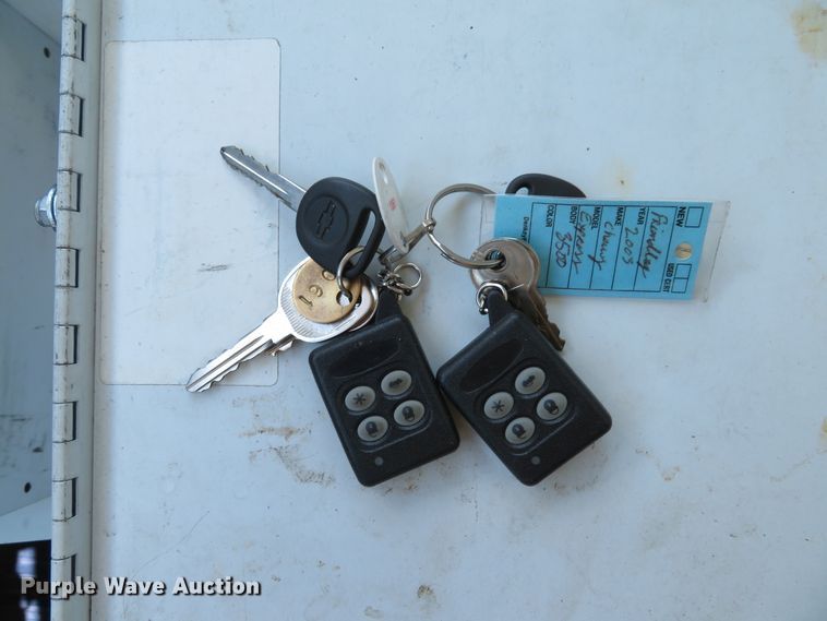 image for item DE8185 2003 Chevrolet Express 3500 box truck