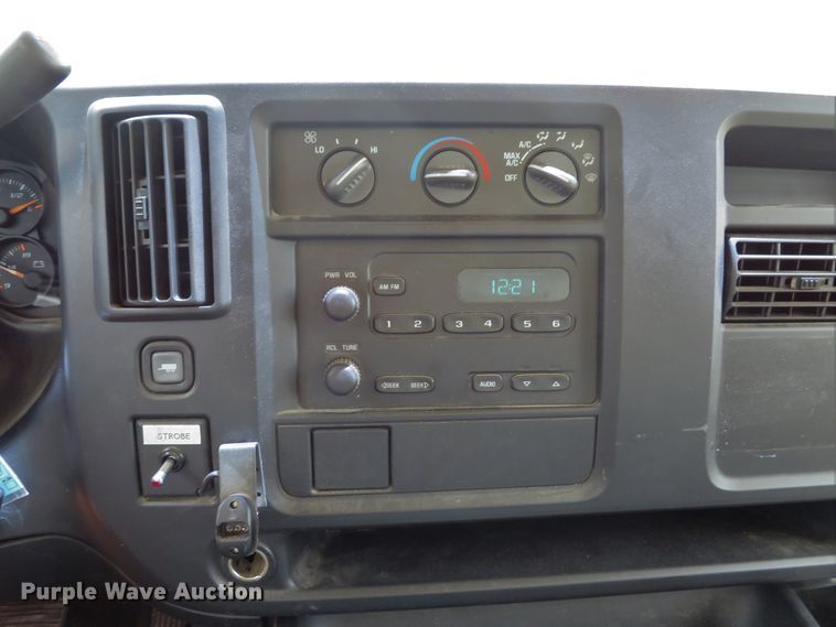 image for item DE8185 2003 Chevrolet Express 3500 box truck