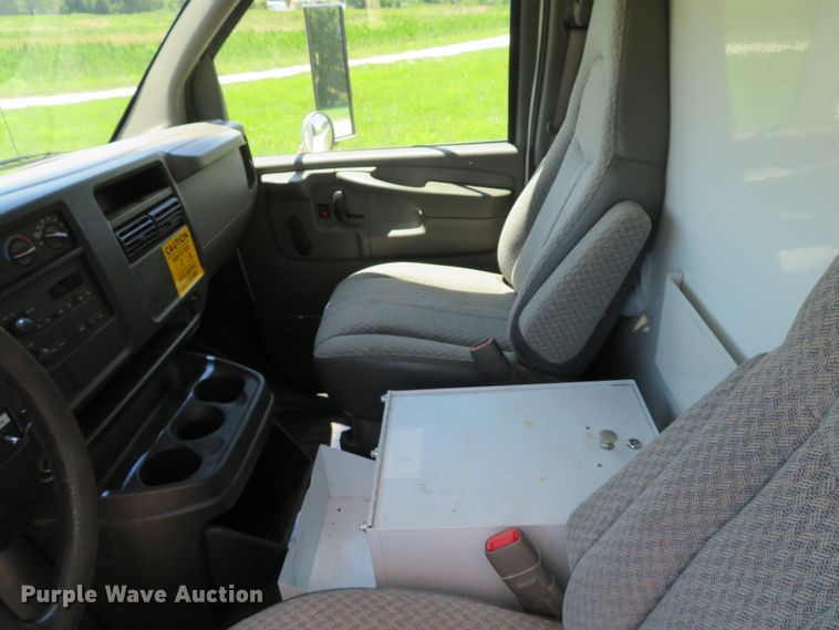 image for item DE8185 2003 Chevrolet Express 3500 box truck