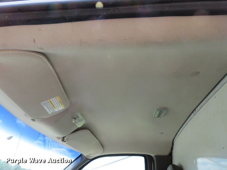 image for item DE8185 2003 Chevrolet Express 3500 box truck