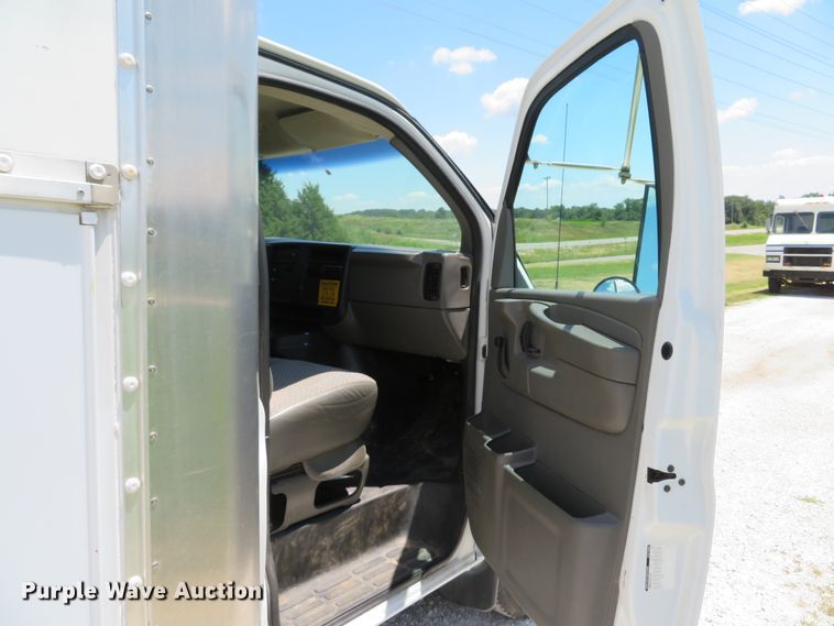 image for item DE8185 2003 Chevrolet Express 3500 box truck