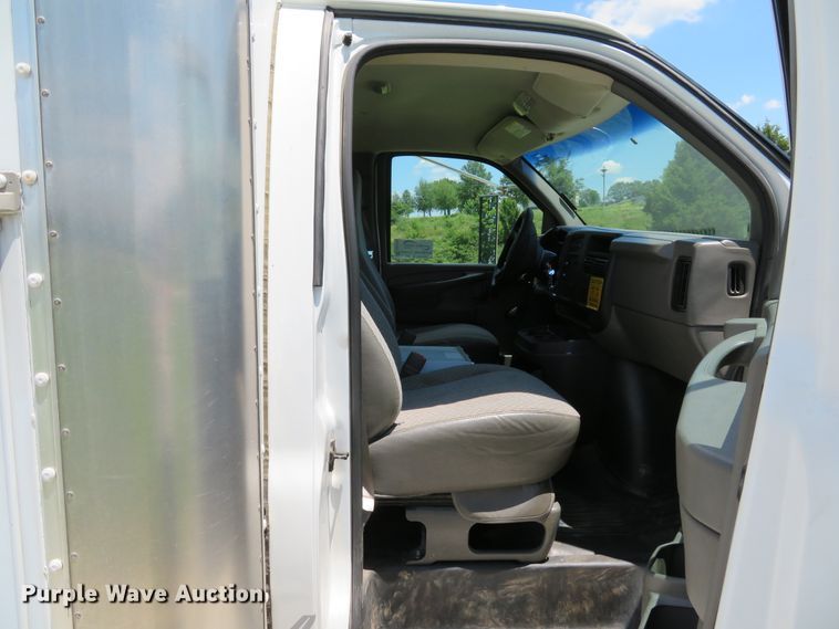 image for item DE8185 2003 Chevrolet Express 3500 box truck