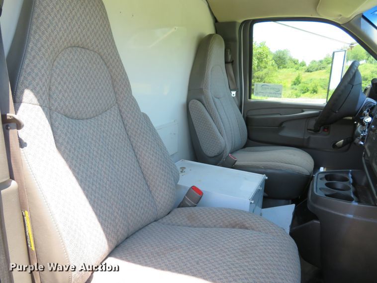 image for item DE8185 2003 Chevrolet Express 3500 box truck