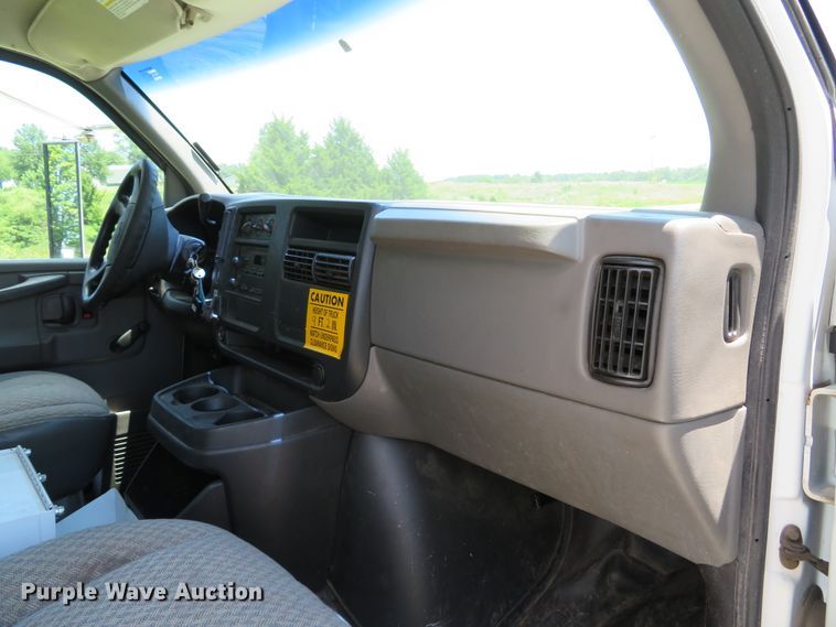 image for item DE8185 2003 Chevrolet Express 3500 box truck