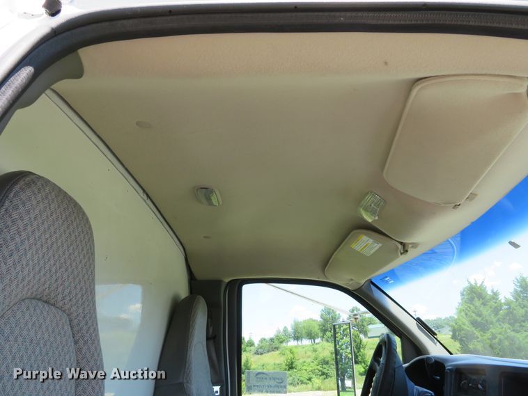 image for item DE8185 2003 Chevrolet Express 3500 box truck