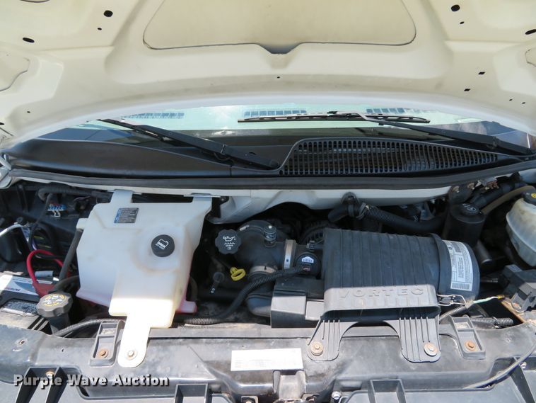 image for item DE8185 2003 Chevrolet Express 3500 box truck