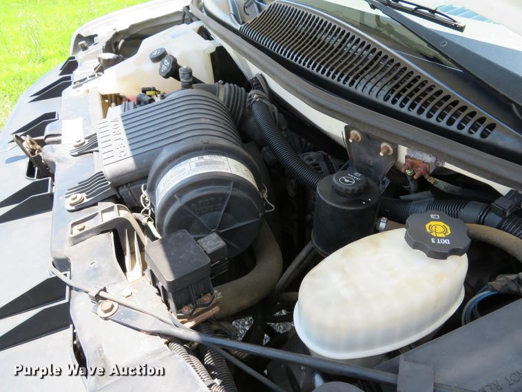 image for item DE8185 2003 Chevrolet Express 3500 box truck