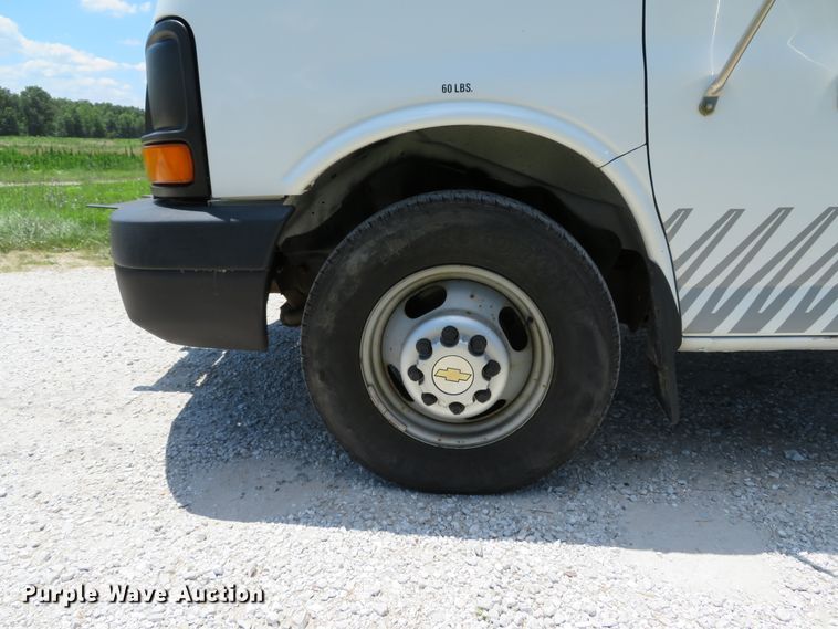 image for item DE8185 2003 Chevrolet Express 3500 box truck