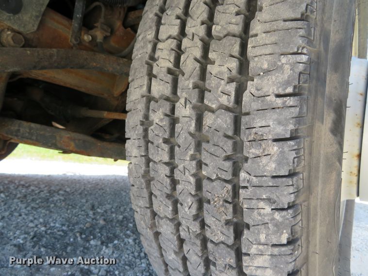 image for item DE8185 2003 Chevrolet Express 3500 box truck