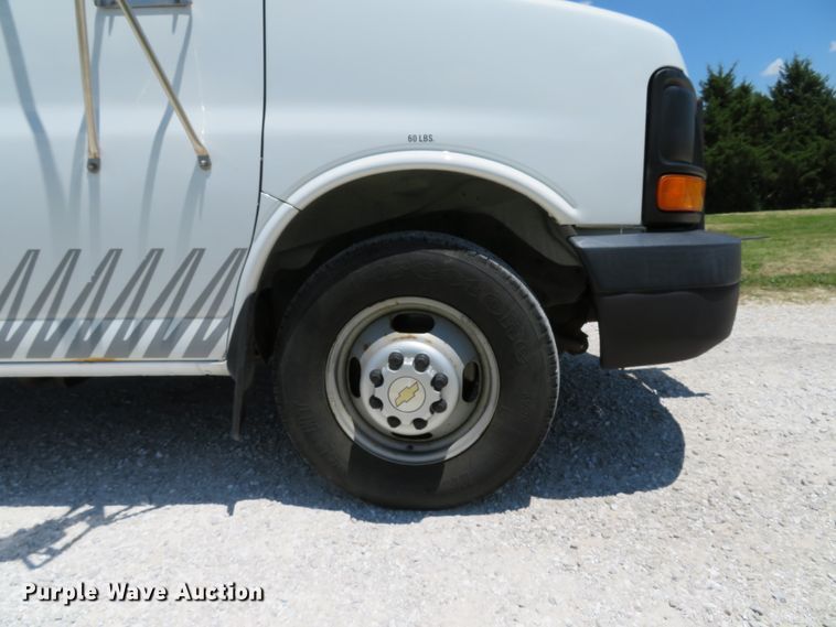 image for item DE8185 2003 Chevrolet Express 3500 box truck