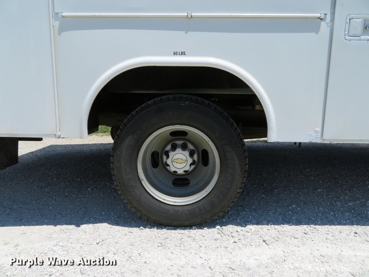 image for item DE8185 2003 Chevrolet Express 3500 box truck