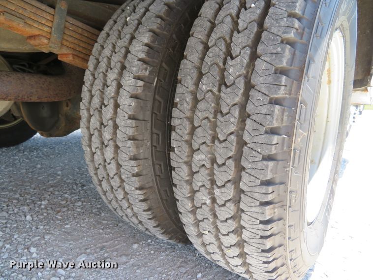 image for item DE8185 2003 Chevrolet Express 3500 box truck