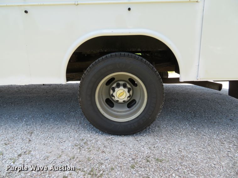 image for item DE8185 2003 Chevrolet Express 3500 box truck