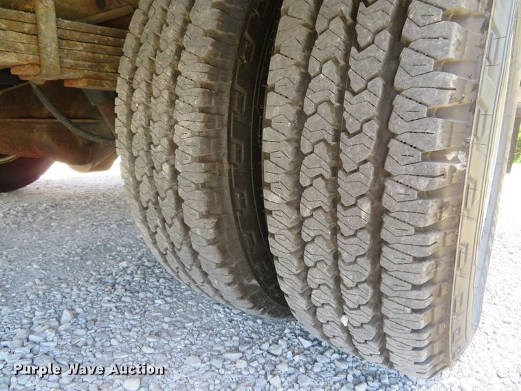 image for item DE8185 2003 Chevrolet Express 3500 box truck