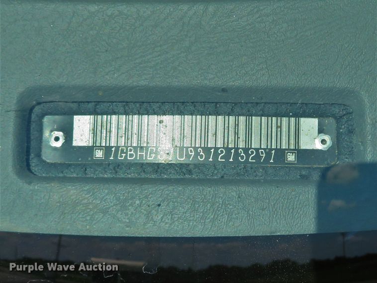 image for item DE8185 2003 Chevrolet Express 3500 box truck