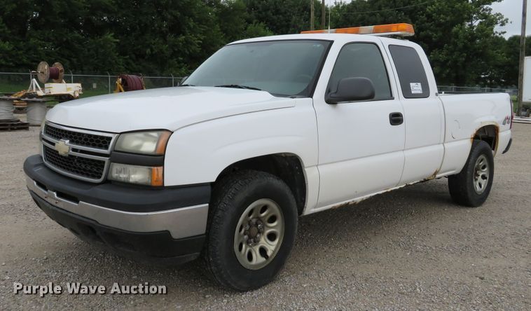 image for item DE8190 2006 Chevrolet Silverado 1500 LS Ext. Cab pickup truck
