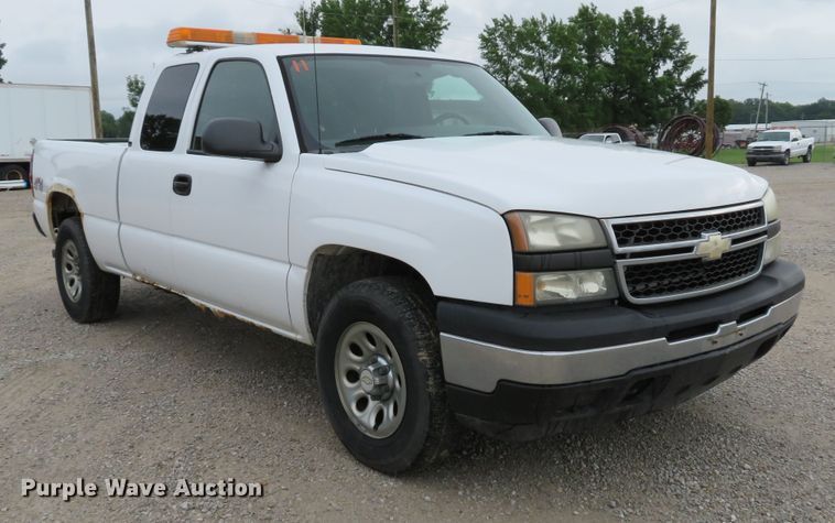 image for item DE8190 2006 Chevrolet Silverado 1500 LS Ext. Cab pickup truck