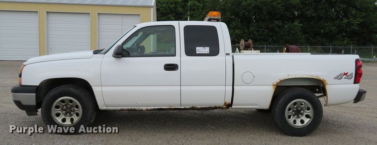 image for item DE8190 2006 Chevrolet Silverado 1500 LS Ext. Cab pickup truck