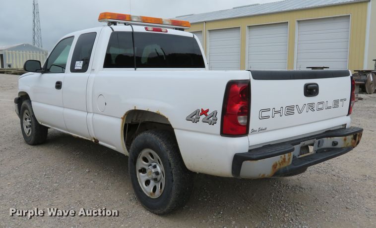 image for item DE8191 2005 Chevrolet Silverado 1500 LS Ext. Cab pickup truck
