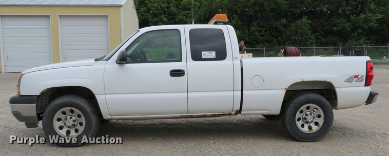 image for item DE8191 2005 Chevrolet Silverado 1500 LS Ext. Cab pickup truck