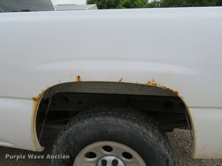 image for item DE8191 2005 Chevrolet Silverado 1500 LS Ext. Cab pickup truck