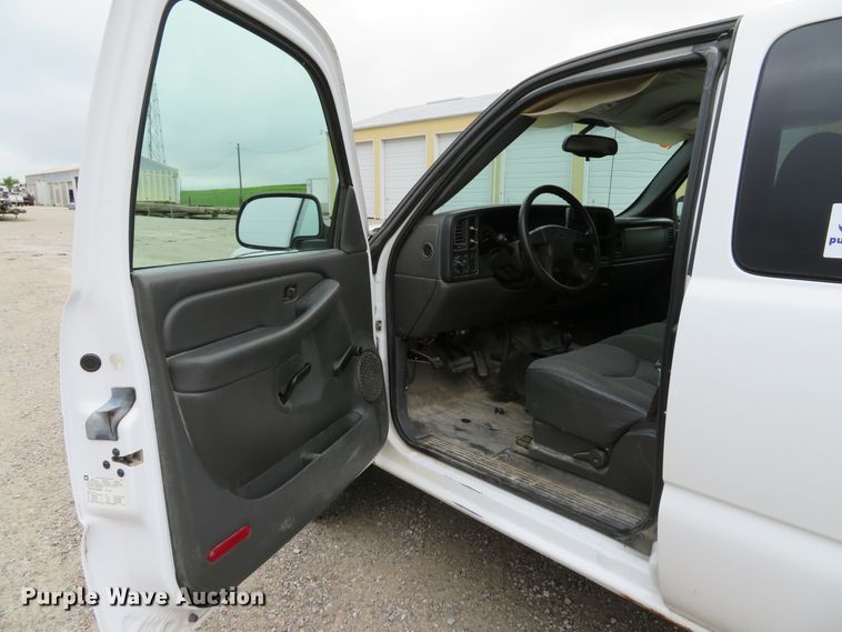 image for item DE8191 2005 Chevrolet Silverado 1500 LS Ext. Cab pickup truck