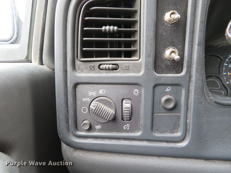 image for item DE8191 2005 Chevrolet Silverado 1500 LS Ext. Cab pickup truck