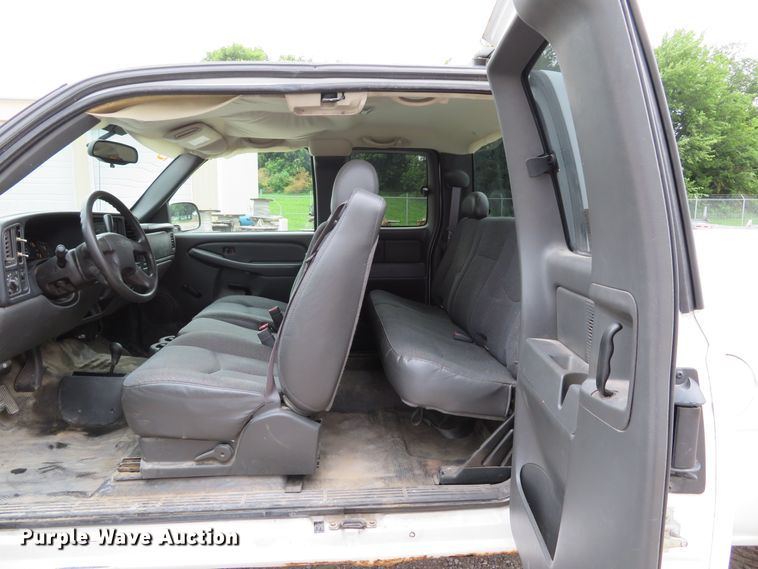 image for item DE8191 2005 Chevrolet Silverado 1500 LS Ext. Cab pickup truck