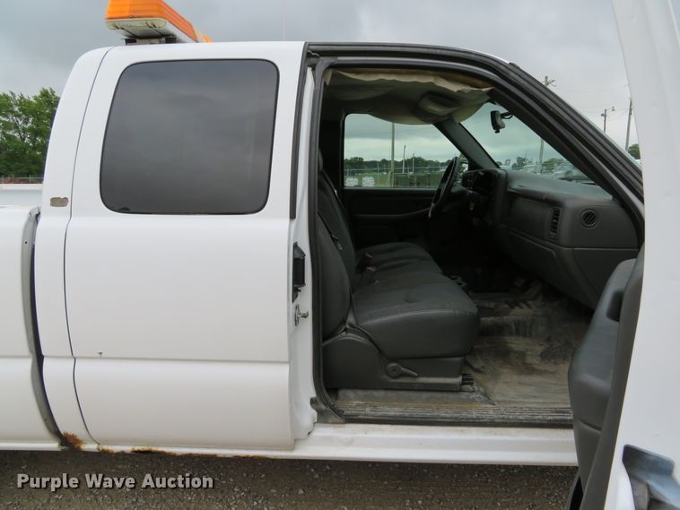 image for item DE8191 2005 Chevrolet Silverado 1500 LS Ext. Cab pickup truck